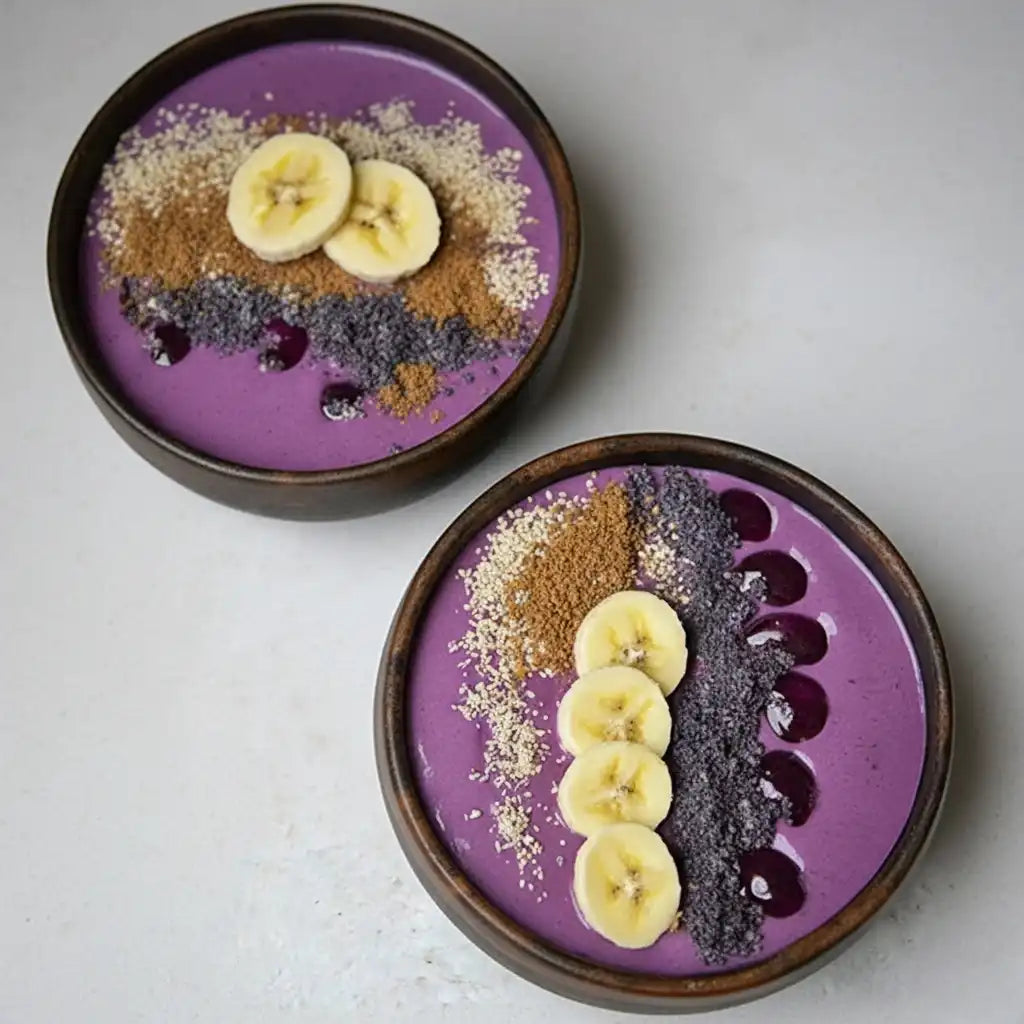 Avis client sur MyUbe illustré par un smoothie bowl sain et coloré à la poudre d'Ube
