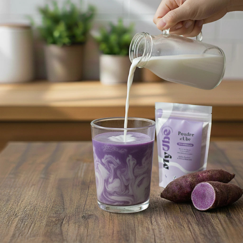 Étape 3 de la recette du latte Ube : finaliser son latte Ube en ajoutant du lait pour une boisson gourmande prête en 30 secondes