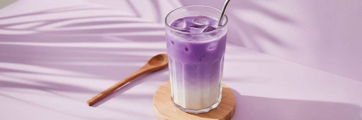 Latte glacé à l'Ube MyUbe d'une couleur violette intense, preuve de la qualité supérieure de notre poudre 100% naturelle.